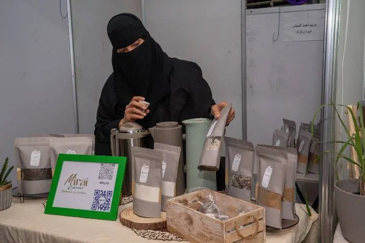 «ميراي» تروج للشاي البنفسجي في كورنيش القطيف