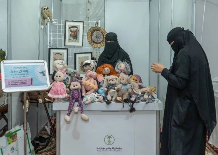 آل مبارك.. صانعة دُمى تعيد البهجة إلى الطفولة