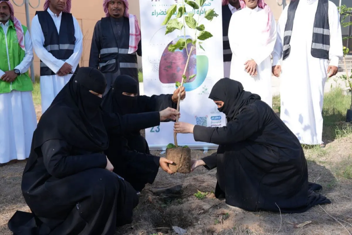 غرس 60 شتلة من 7 أنواع في «تقنية البنات» بالأحساء