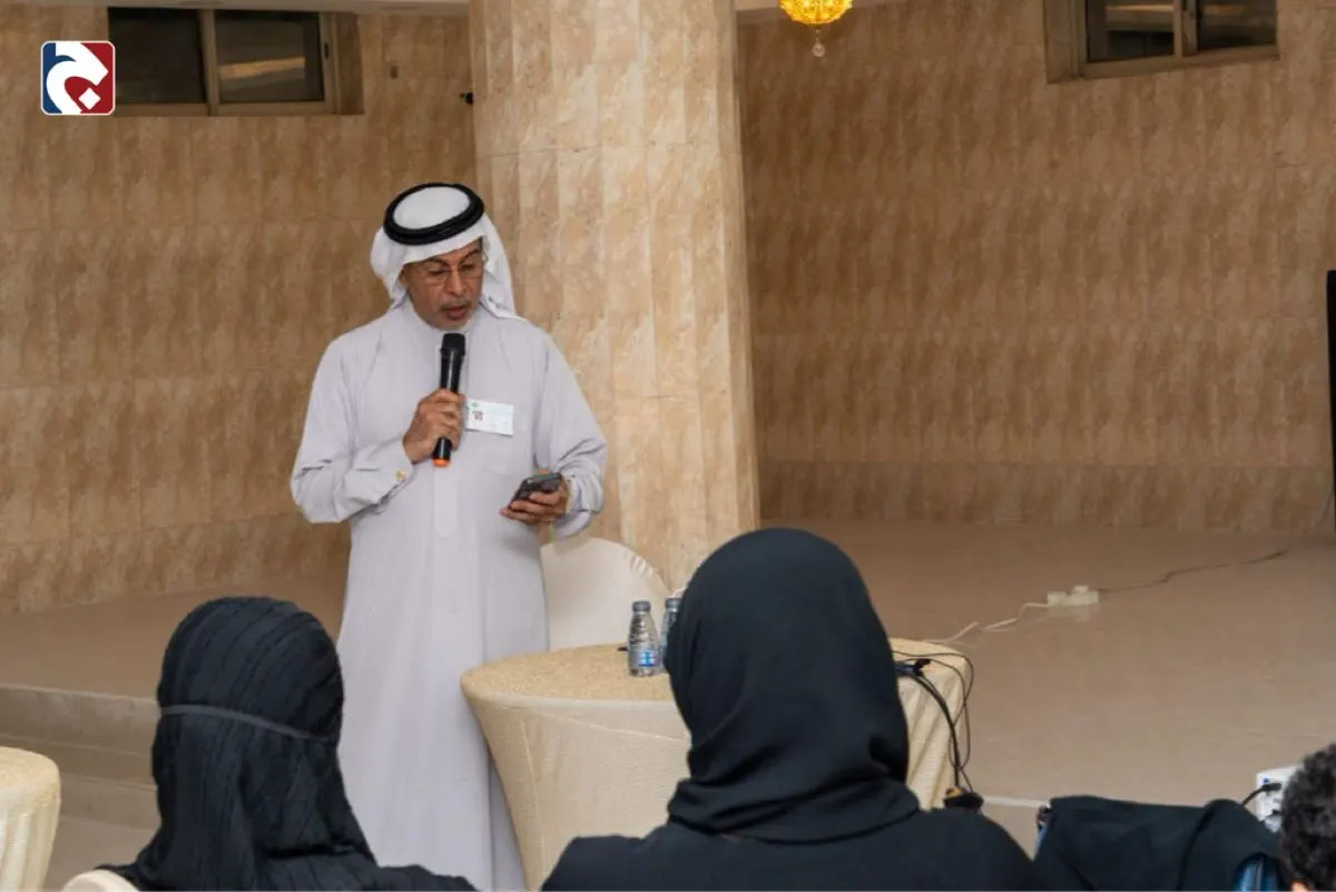 بالأشكال والعناصر المرسومة.. المصلي يربط دلالات الضوء الفنية في القرآن