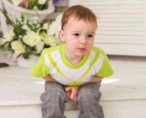 نقص الألياف وقلة السوائل أبرزها.. استشاري يعدد أسباب «إمساك الأطفال»