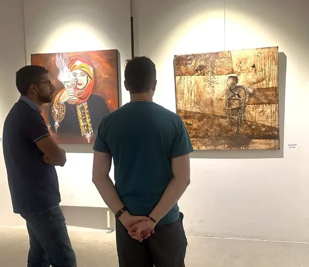 «خارج الإطار».. لوحة فنية بخلاصة القهوة تحاكي قصة «الجندي الياباني»