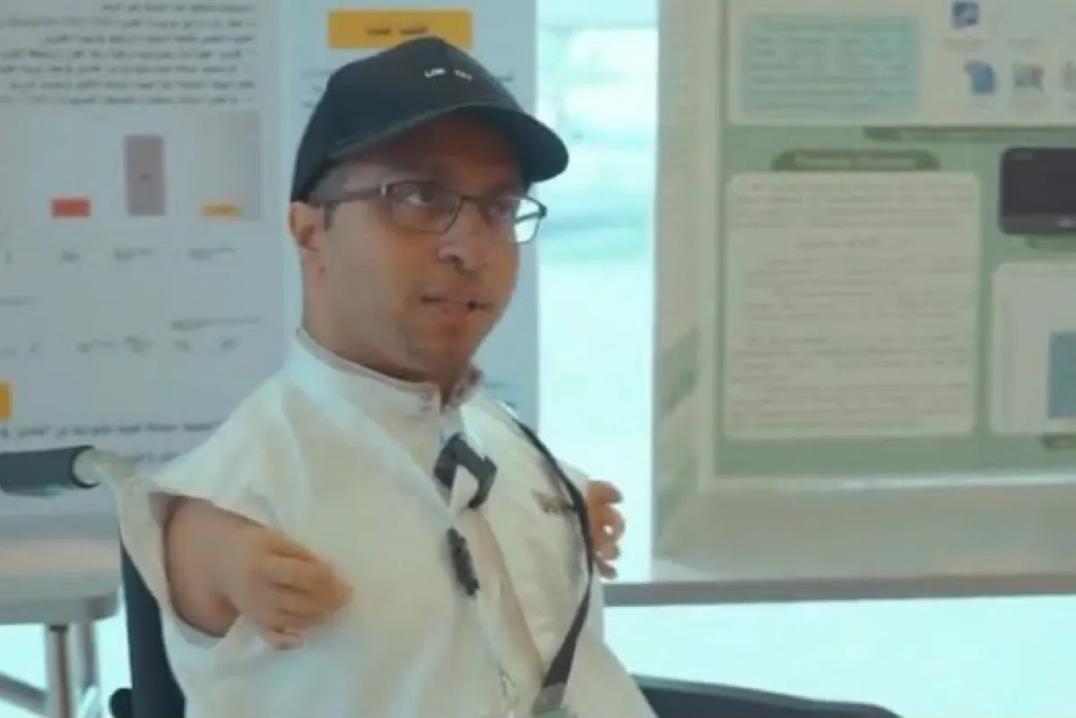”الرميح“ يتحدى إعاقته ويبدع في تحويل الكتب الورقية إلى كتب إلكترونية