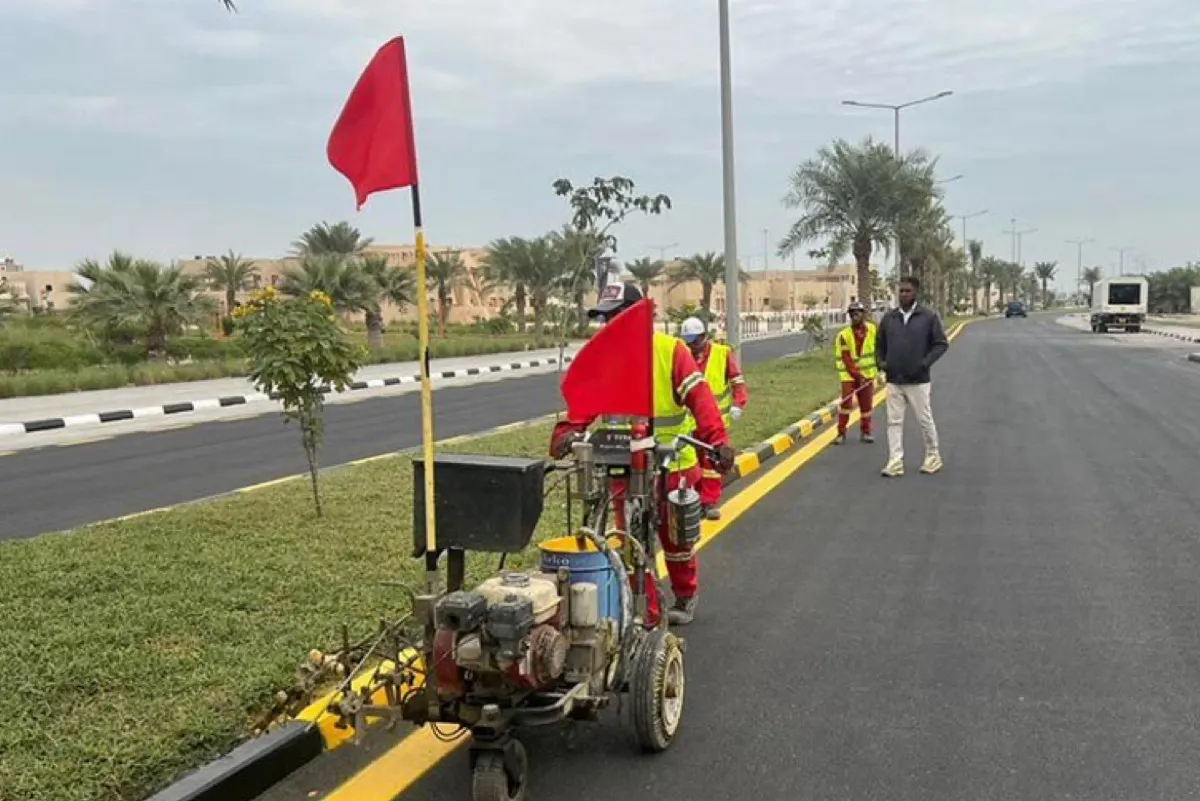 القطيف.. تخطيط الدهانات الأرضيّة بطرق وسط العوامية