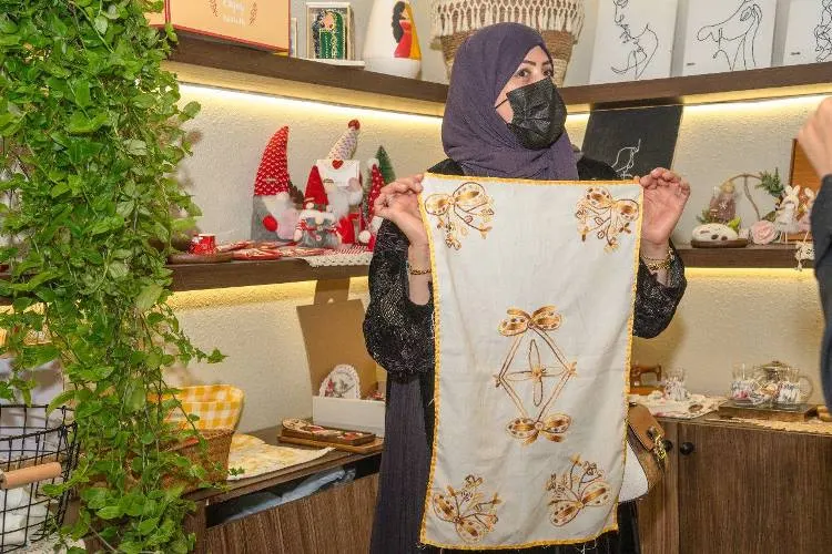 الحرفية أبو تاكي: تعلمت التطريز مقابل تحفيظ عمتي القرآن