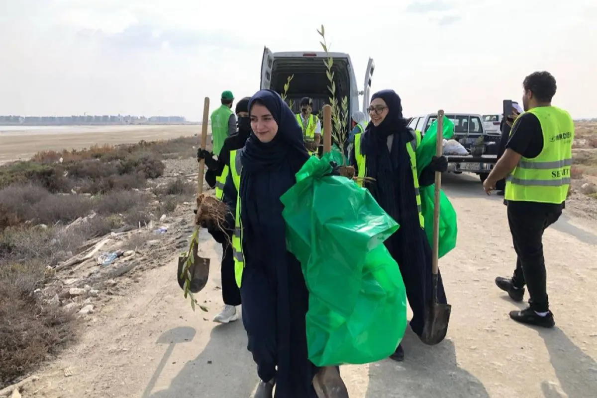 بالصور.. مبادرة لغرس 800 شتلة مانجروف شاطئ دانة الرامس