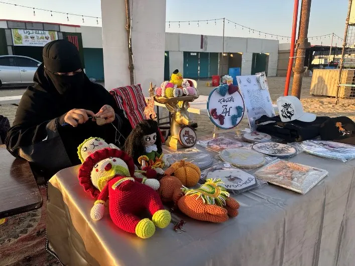 تاروت.. حرف يدوية تزين شاطئ الرملة البيضاء