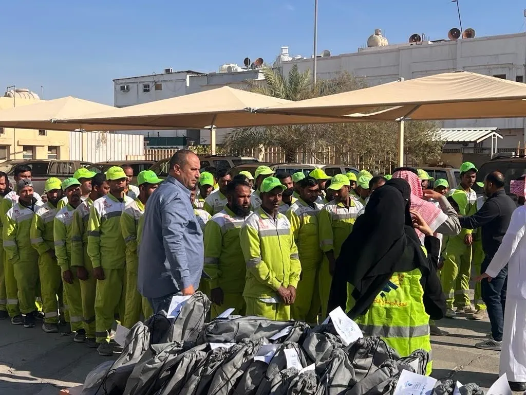 الأحساء.. فريق «الجودة» يكرّم عمال النظافة بالعمران