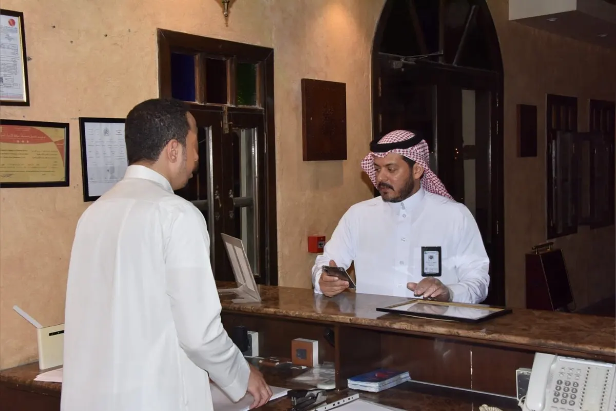 رصد 17 مخالفة في منتجعات «نصف القمر»
