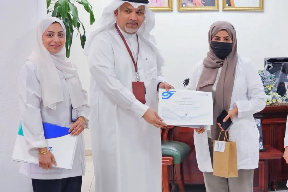 رئيس «صحية القطيف» يكرّم مشاركي «عيادة سجن القطيف»