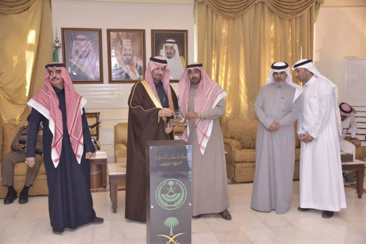 بينهم ”جهات“.. محافظ القطيف يكرّم شركاء النجاح في عرض «الرامس شو»