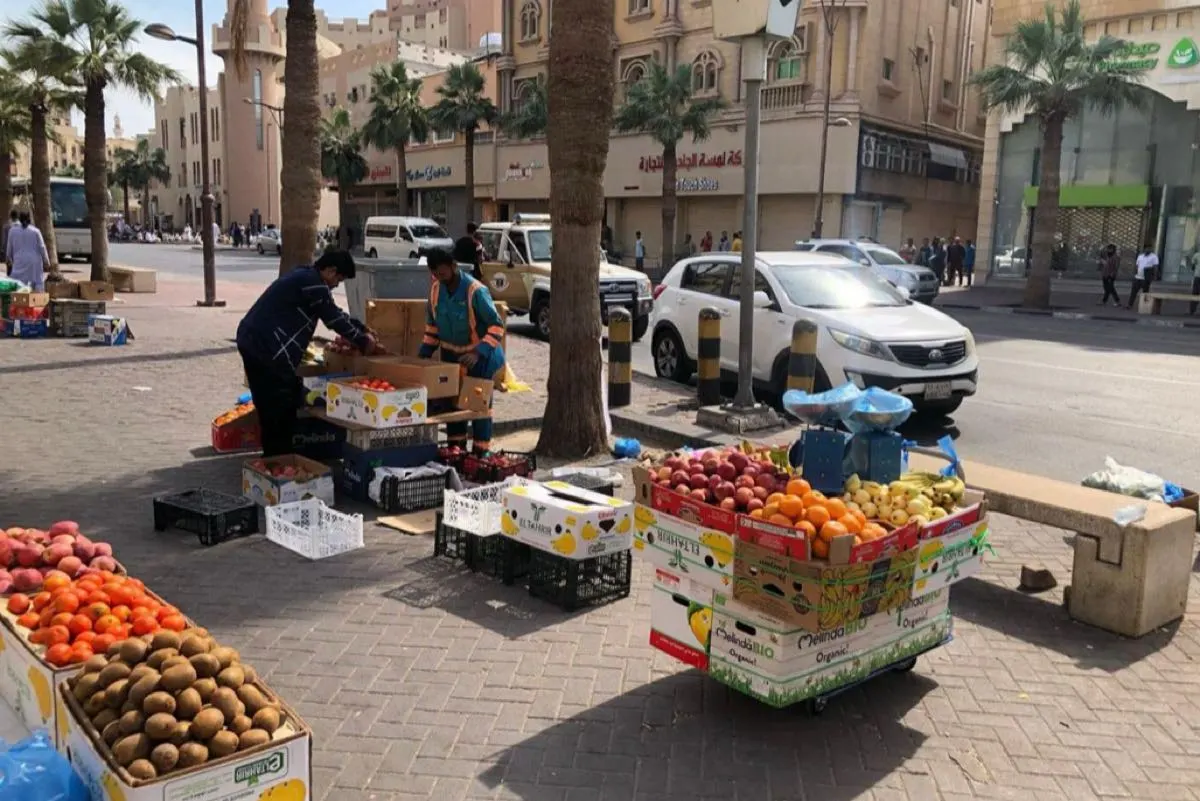 رفع طن خضار وفاكهة من «الجائلة» بالدمام