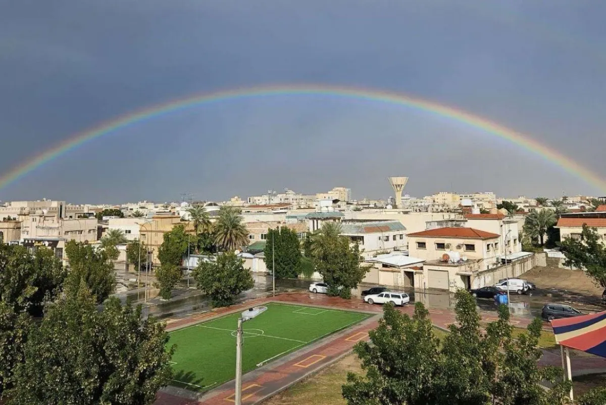 شاهد.. قوس قزح يزين سماء القطيف