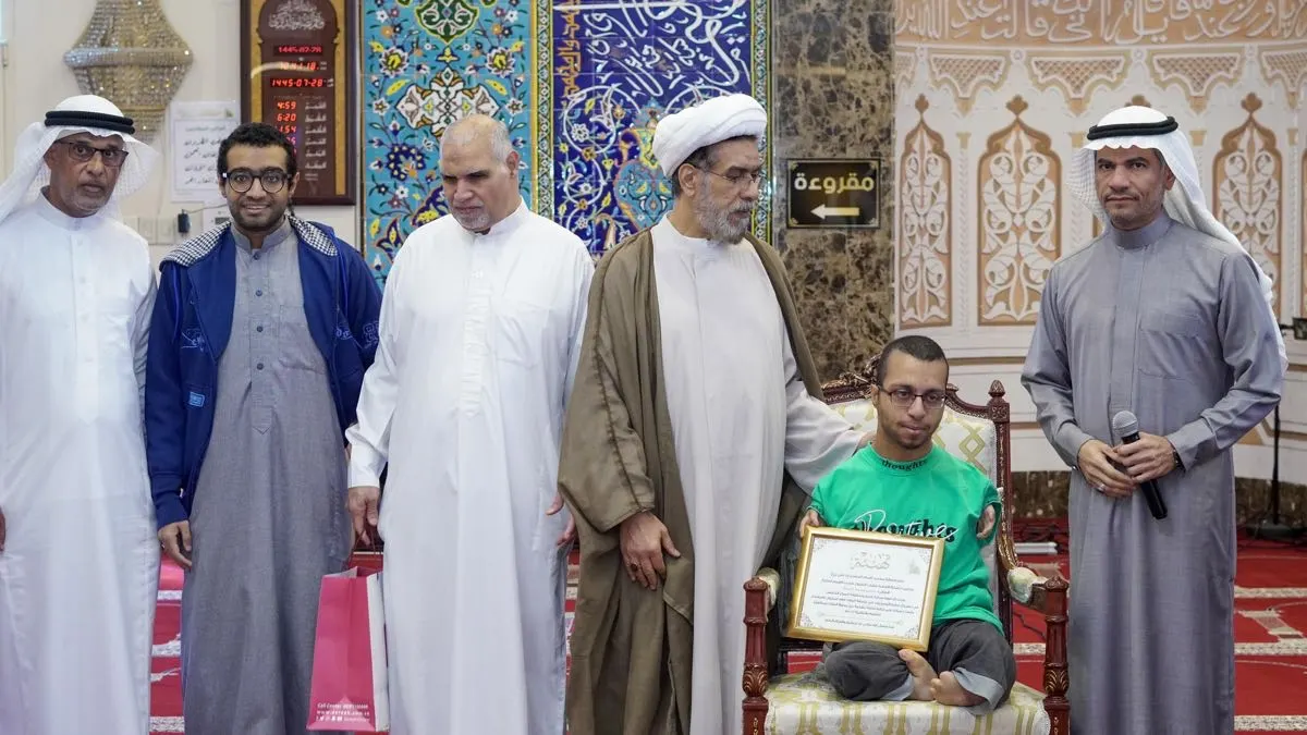 شاب يحول إعاقة والده إلى إنجاز عالمي.. ومسجد في سيهات يكرمه