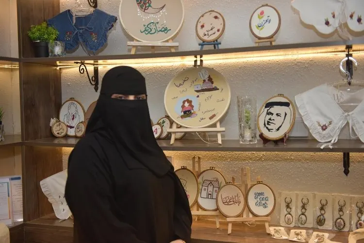 منسوجات «وجدان العازمي» تجذب زوار «حرفيون 3» بوسط العوامية