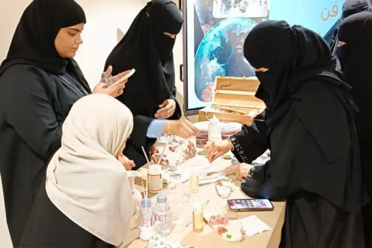 «حرفيون 3».. تعريف مستفيدات الضمان ب «فن الديكوباج»