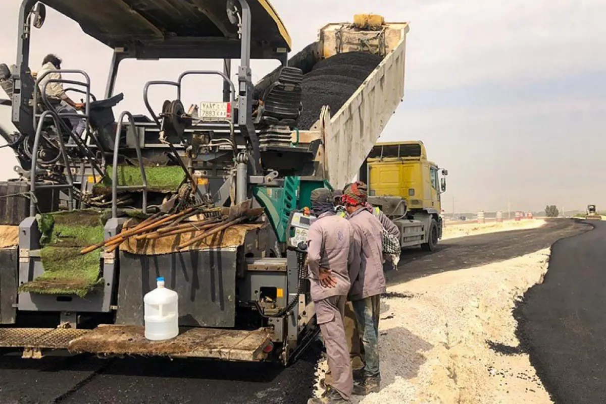 القطيف.. شاهد الأعمال النهائية للطريق الرابط بين كلية لينكون و”الأحوال المدنية“ بالجش