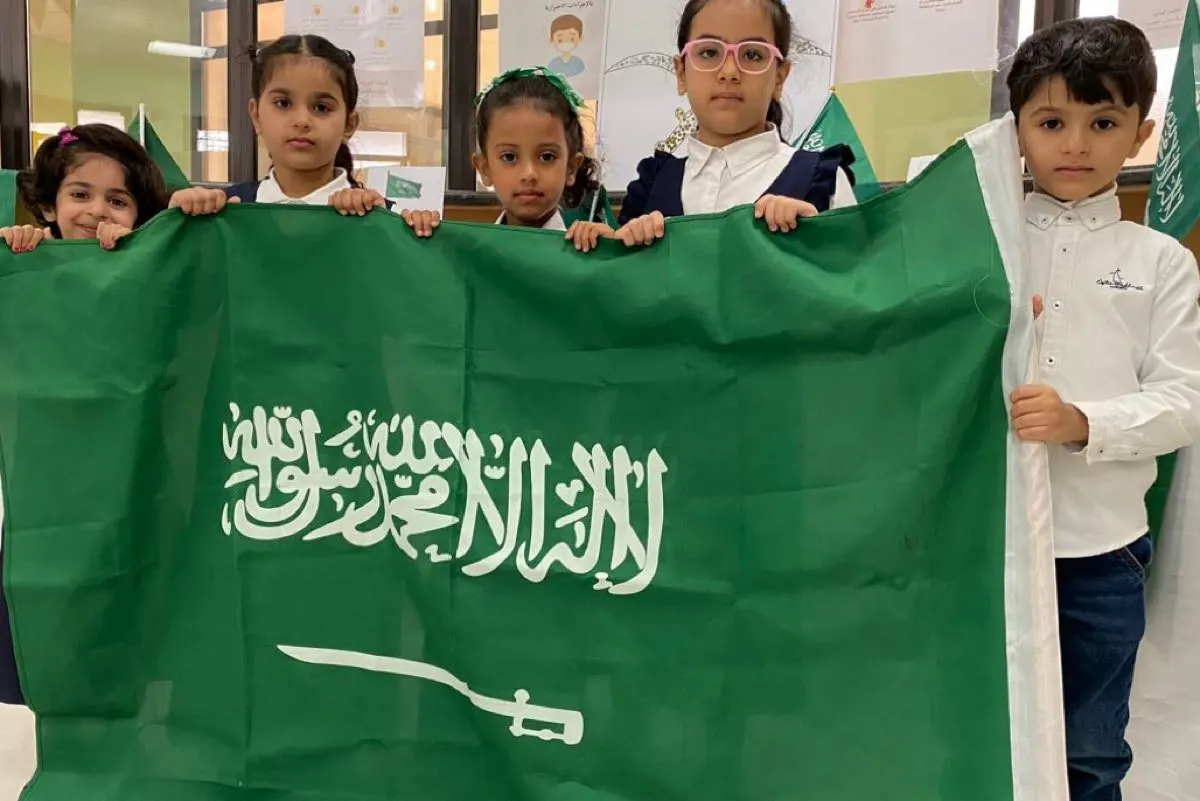 القطيف.. جدران المدارس تتزين بلوحات وملصقات احتفاءً ب «يوم العلم»