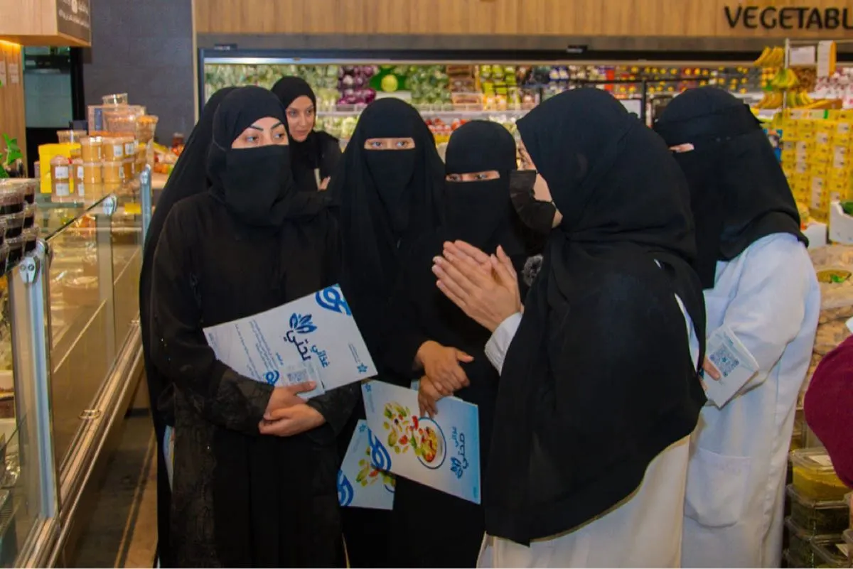 بالصور.. جولات لنشر الوعي بأهمية الأكل الصحي في أسواق القطيف