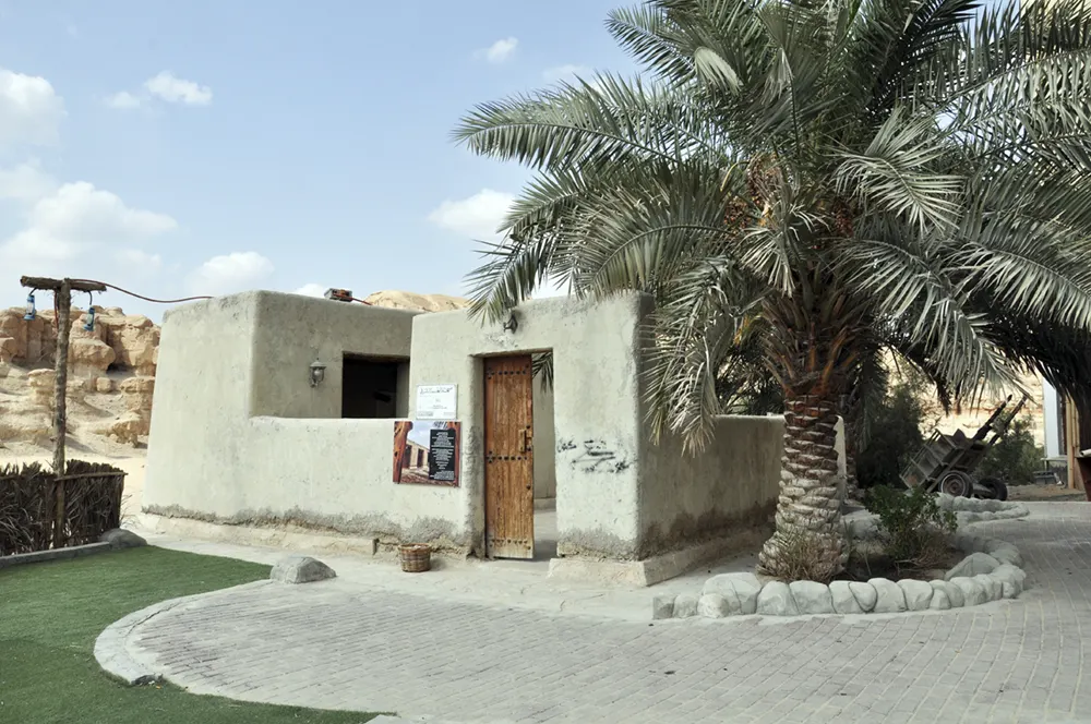 الأحساء.. ”مسجد التهيمية“.. جدران الطين وجذوع النخل تحكي مئات السنين