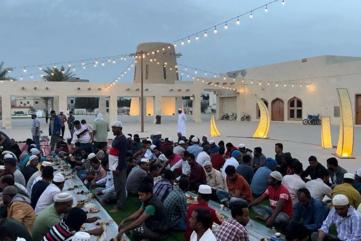 بالصور.. إفطار صائم يجمع 400 مقيم في الرامس