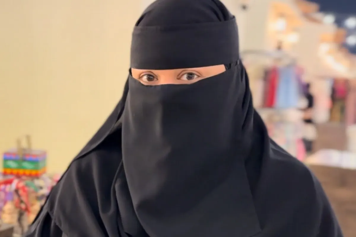 قصة نجاح.. «نادية الشيخ» من هاوية إلى صاحبة متجر لتصنيع وتركيب العطور