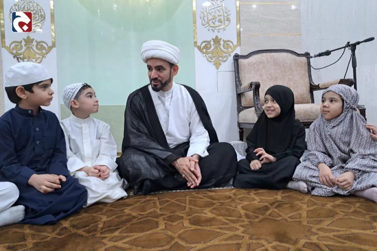 بالصور.. الشيخ الحلال يزرع حب العبادة في قلوب أطفال البحاري