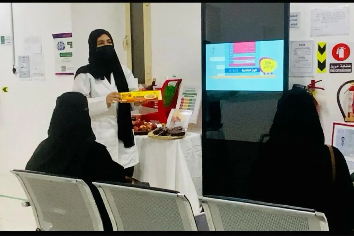 أبو معن.. ”التسوق الصحي“ تُثقّف المرضى بكيفية قراءة البطاقة الغذائية
