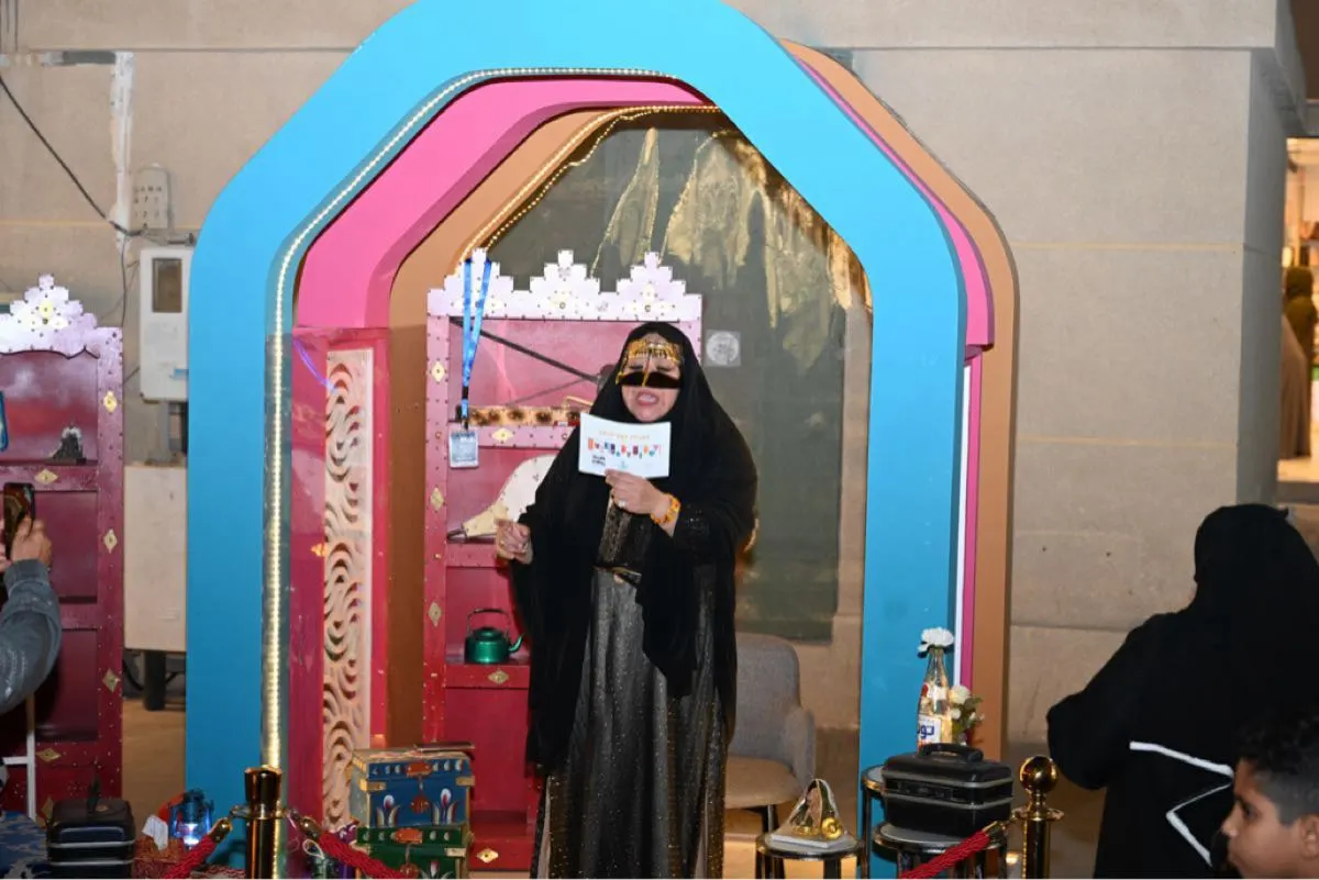 «الحزاوي» تجذب زوار ركن «الحكواتي» ب «أيام سوق الحب 4»