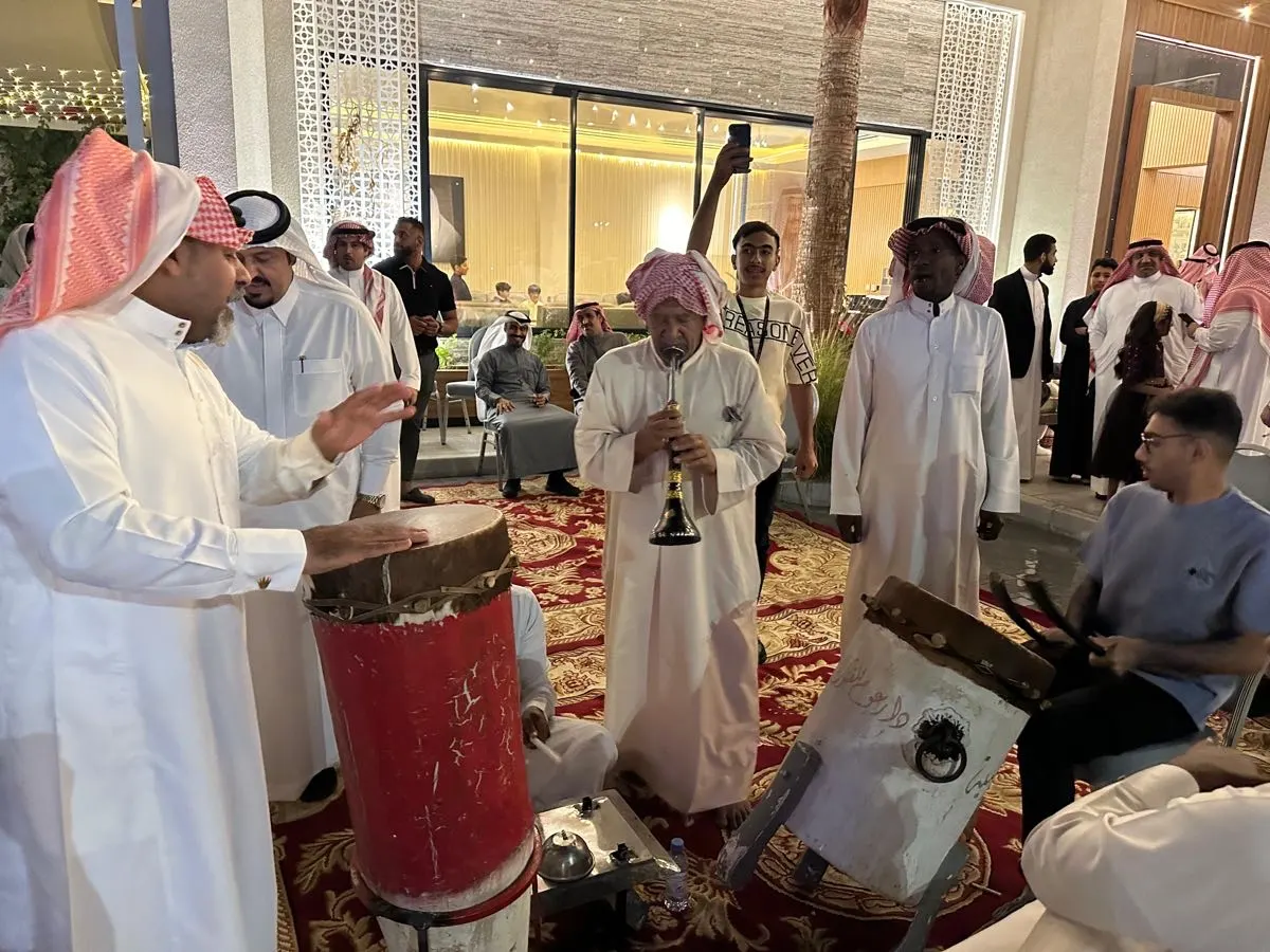 احتفالية ”آل شهاب“ تُضفي بهجة ”القرقيعان“ على قلوب أهالي القطيف