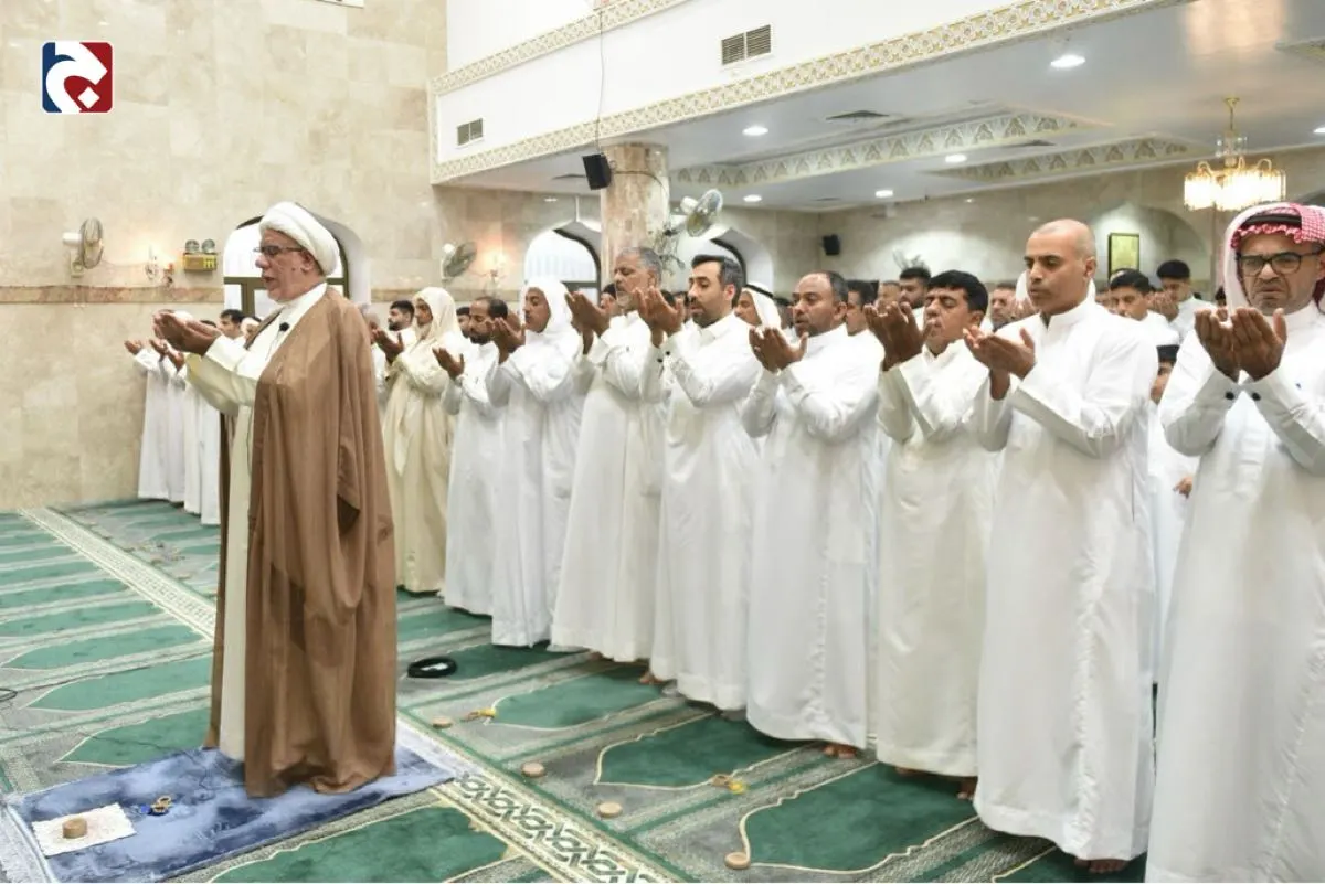 بالصور.. توافد كثيف للمصلين لأداء صلاة عيد الفطر بالقطيف