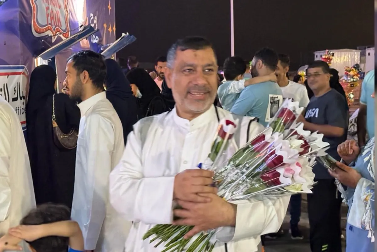 ”القطيف“ تحتفي بالعيد: هدايا للأطفال وورود للكبار