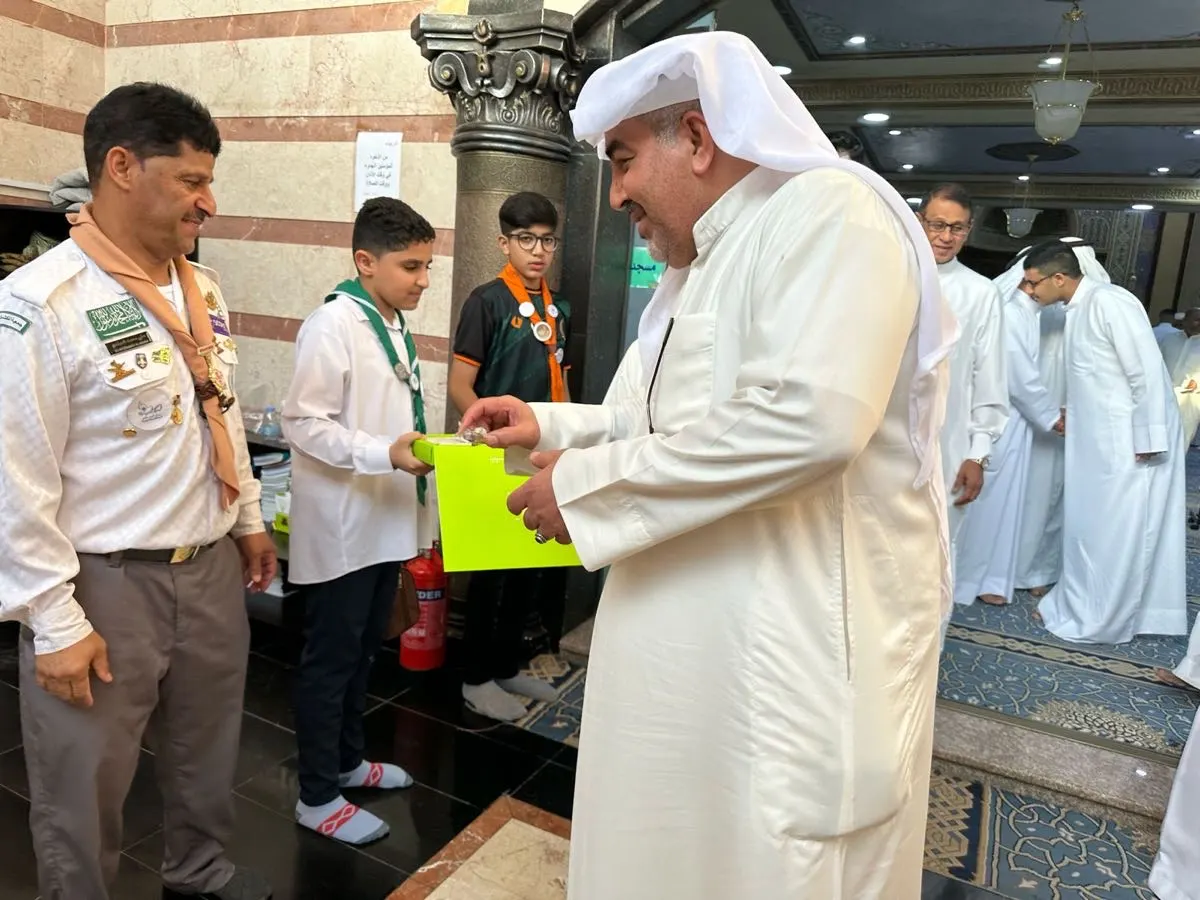 بالورود والحلوى.. كشافة «رسل السلام» يعايدون المصلين ب «الفطر»