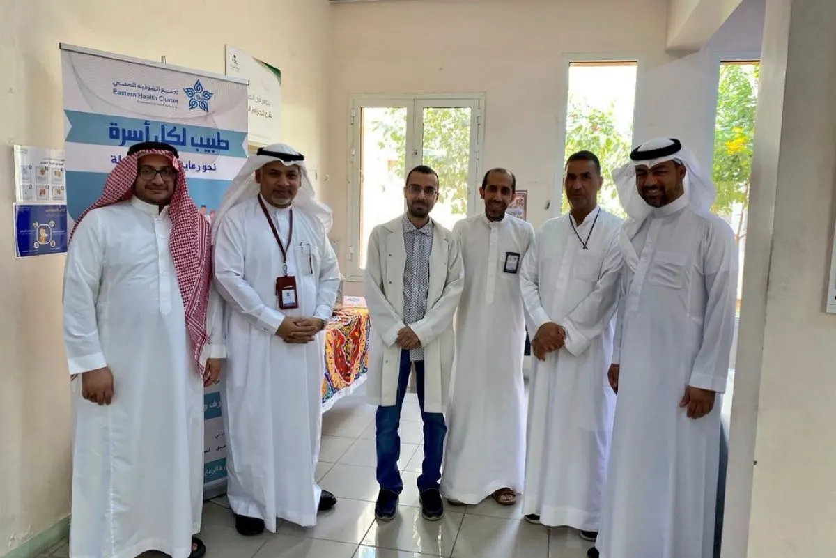 القطيف.. ”الموسى“ يُشارك المناوبين بمراكز الرعاية العاجلة فرحة العيد