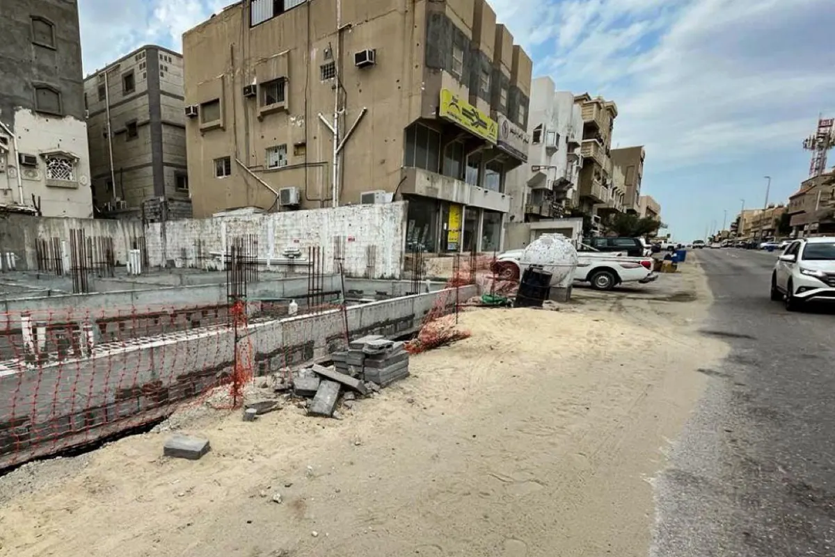 بلدية القطيف تُحذّر: مخالفات صارمة تلاحق مُلقِي مخلفات البناء