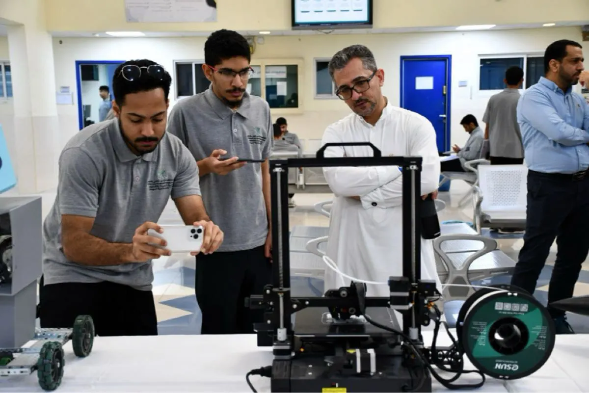 روبوت متحرك وطائرة في «عالمي الابتكار» ب «تقنية القطيف»