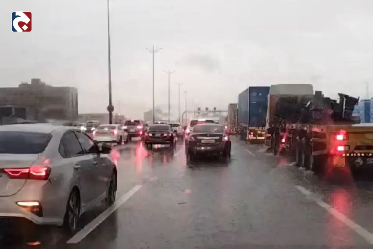 ازدحام مروري على طريق الملك فهد بالدمام بسبب الأمطار