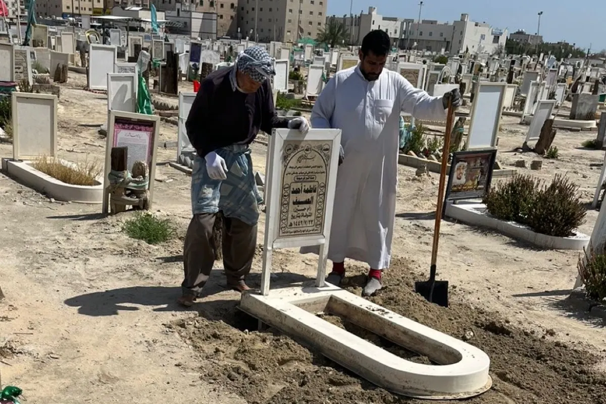 200 متطوع يشاركون في ترميم القبور المتضررة من الأمطار بالقطيف