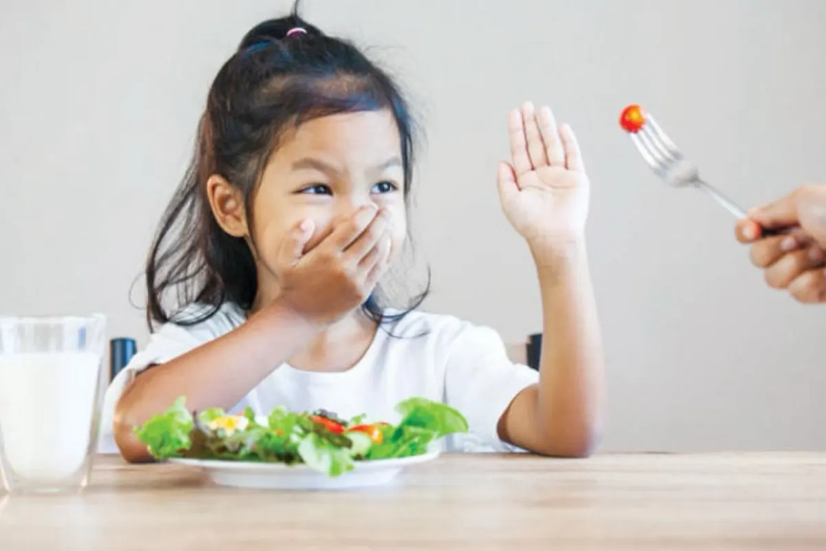 مختص يحذر: لا تجبروا الأطفال على الحمية.. قد يحتاجون لتناول الإفطار في المدرسة