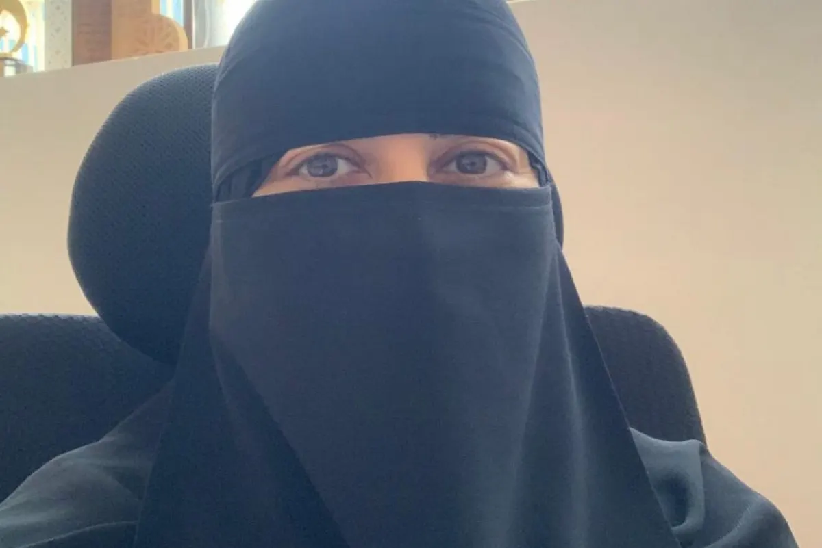 استشارية جلدية تحدد أسباب تصبغات وجفاف اليدين والأظافر