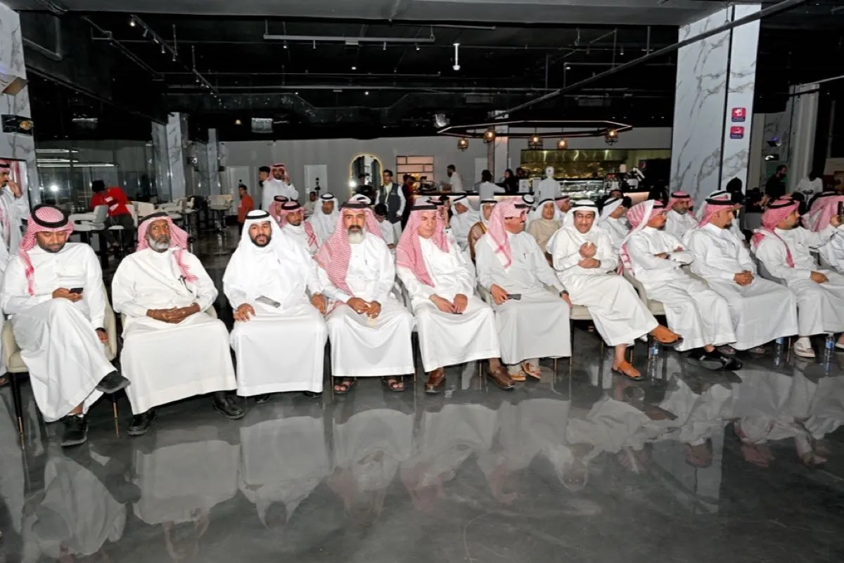 بالصور.. خيوط ”بشوت المعازيب“ تُنسج حكاية ثقافية في الأحساء
