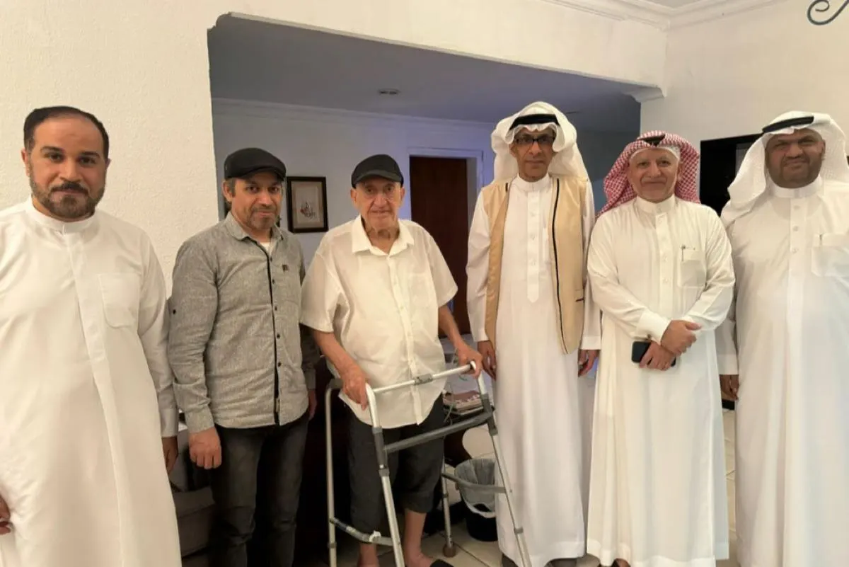 بالصور.. لقاء أدبي يجمع شعراء القطيف بالأديب محمد العلي