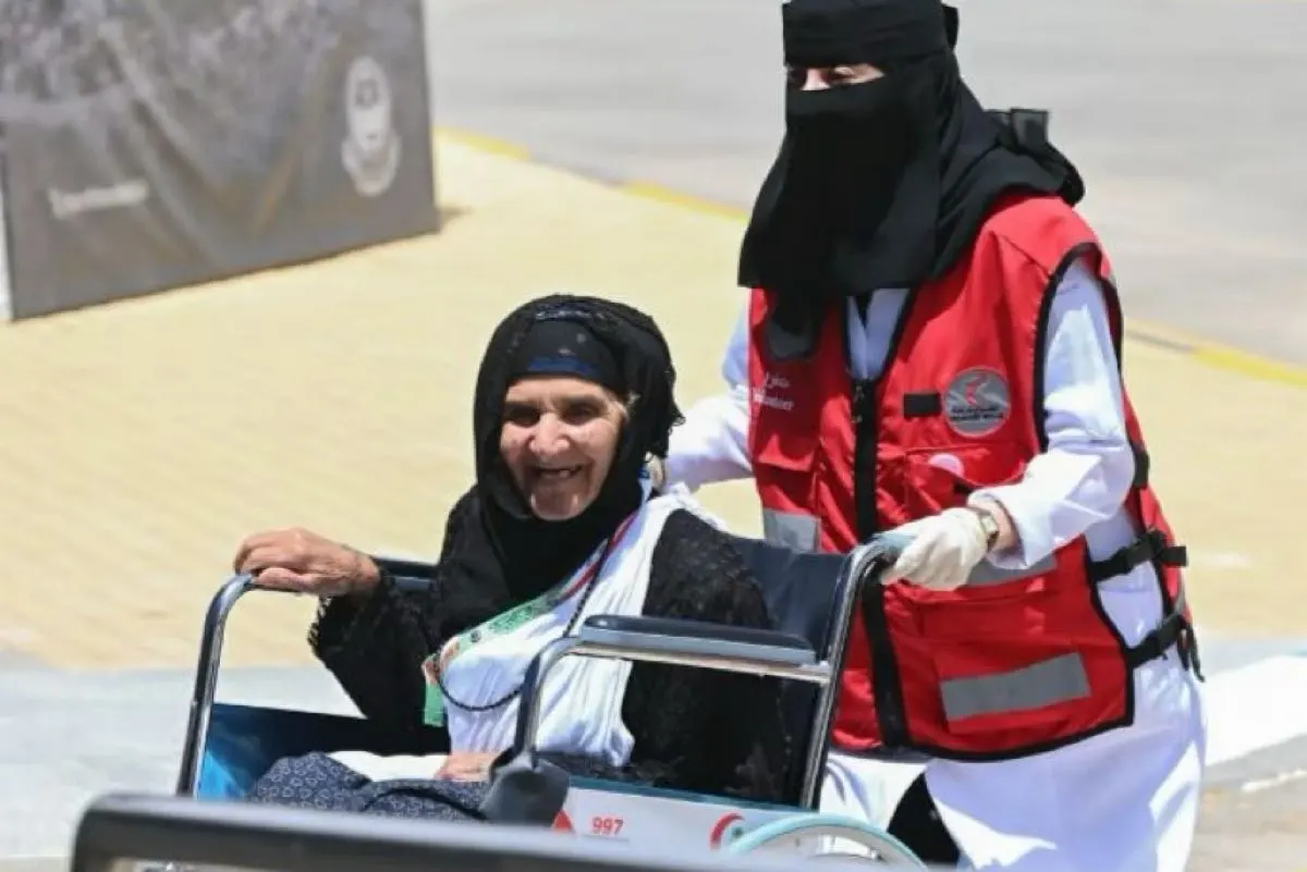 الهلال الأحمر ينصح الحجاج: تجنبوا الشمس وأكثروا السوائل، واستخدموا ”أسعفني“ للطوارئ