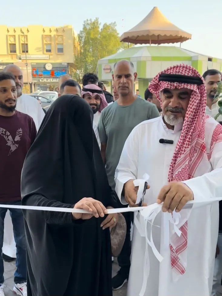 مواطن من القطيف يحضر والده ووالدته لقص شريط افتتاح محله