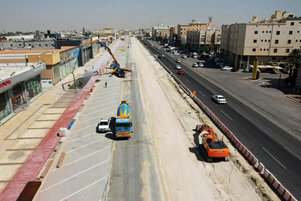 تواصل أعمال تأهيل شارع «القدس» بالقطيف