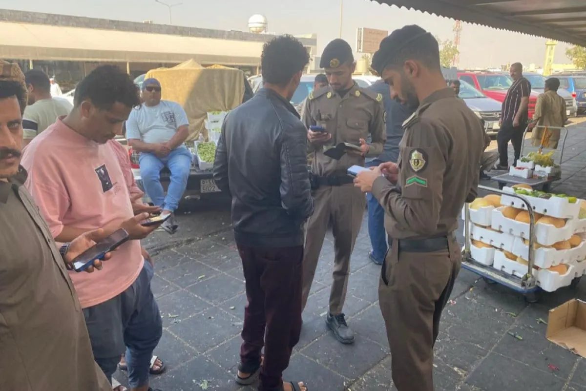 «حملة الفجر».. ضبط طني خضراوات وفواكه فاسدة بـ «مركزي الدمام»