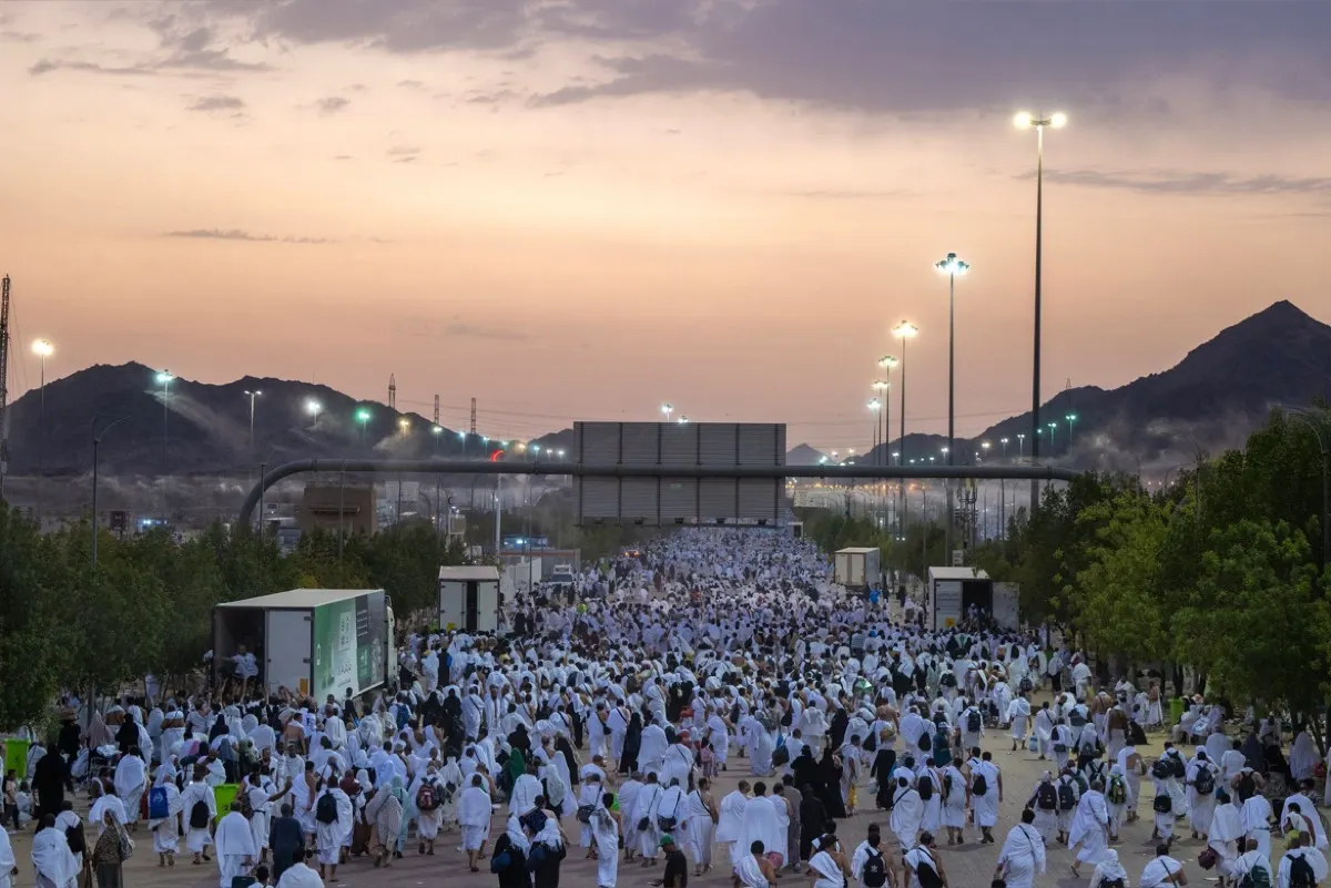 حجاج البيت العتيق ينفرون إلى مزدلفة بعد أداء الركن الأعظم