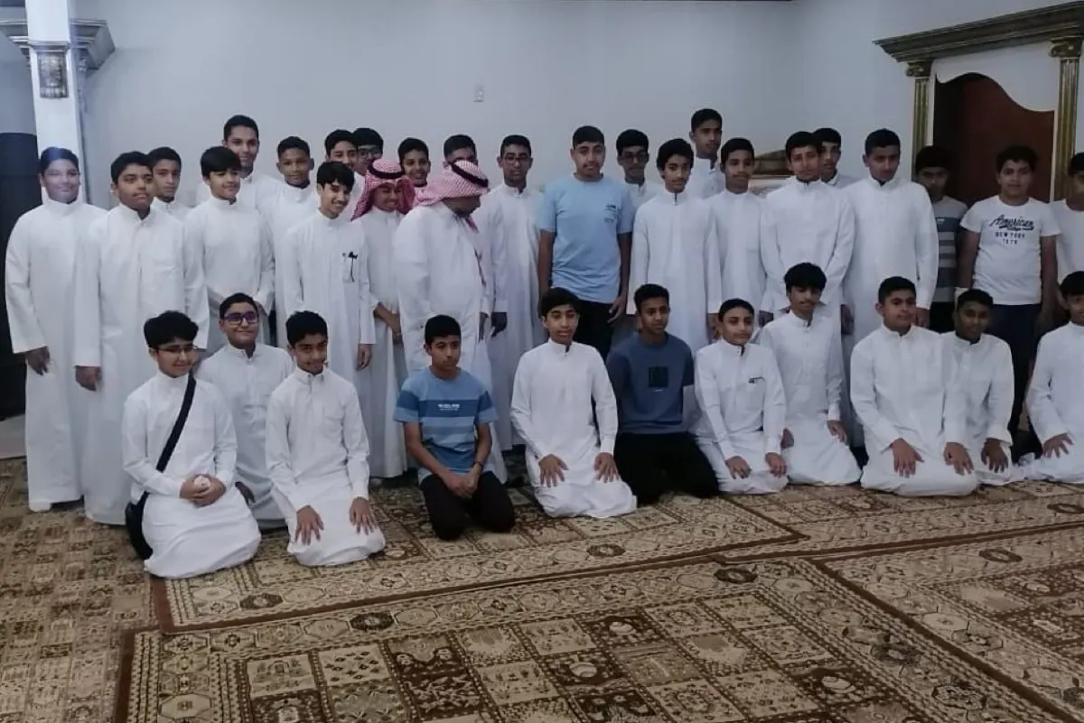 «أبو الأيتام».. طلاب «متوسطة الخويلدية» يكرّمون معلمهم بحفل استثنائي