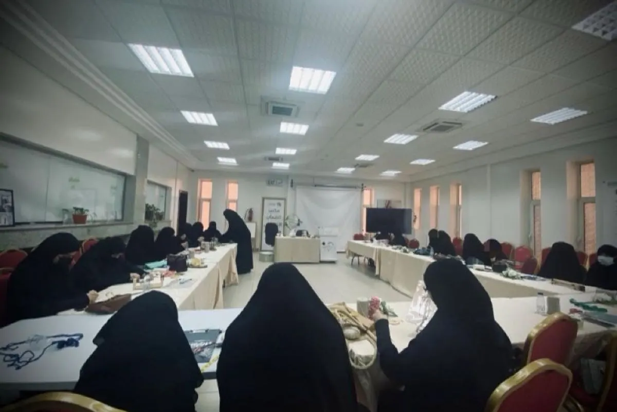 القطيف.. 30 مستفيدة من الضمان يتعلمن ”فن المكرميات“