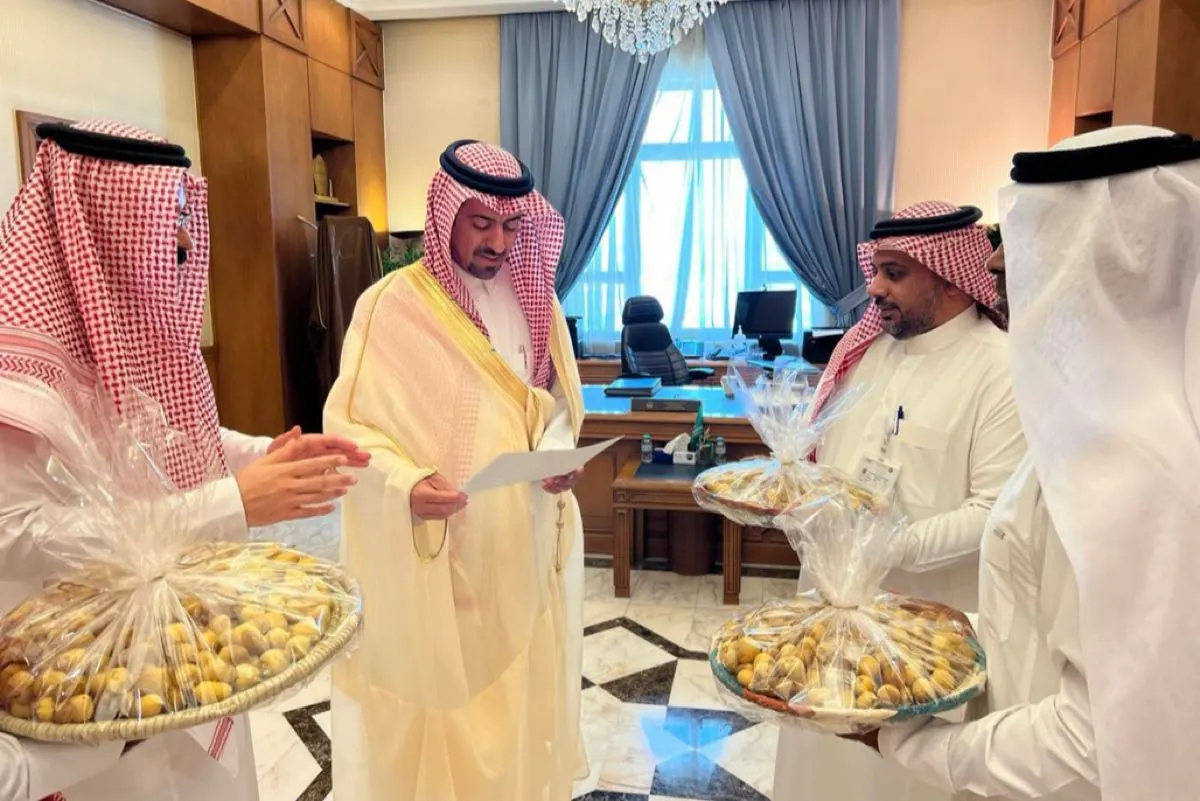 محافظ القطيف يطلع على تجربة إنتاج رطب الخلاص ”قبل موعده“